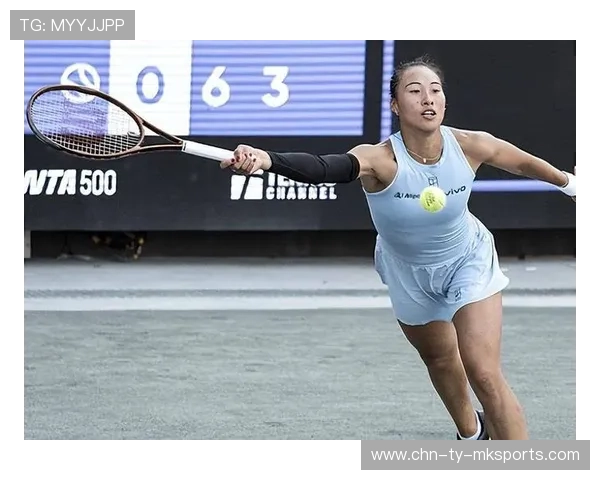 网球女将迟到20分钟笑着道歉，展现优雅风度与职业精神